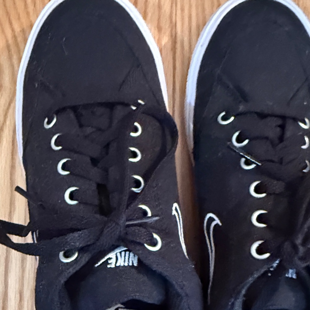 Nike women Black and White Sneakers - Picture 4 of 6